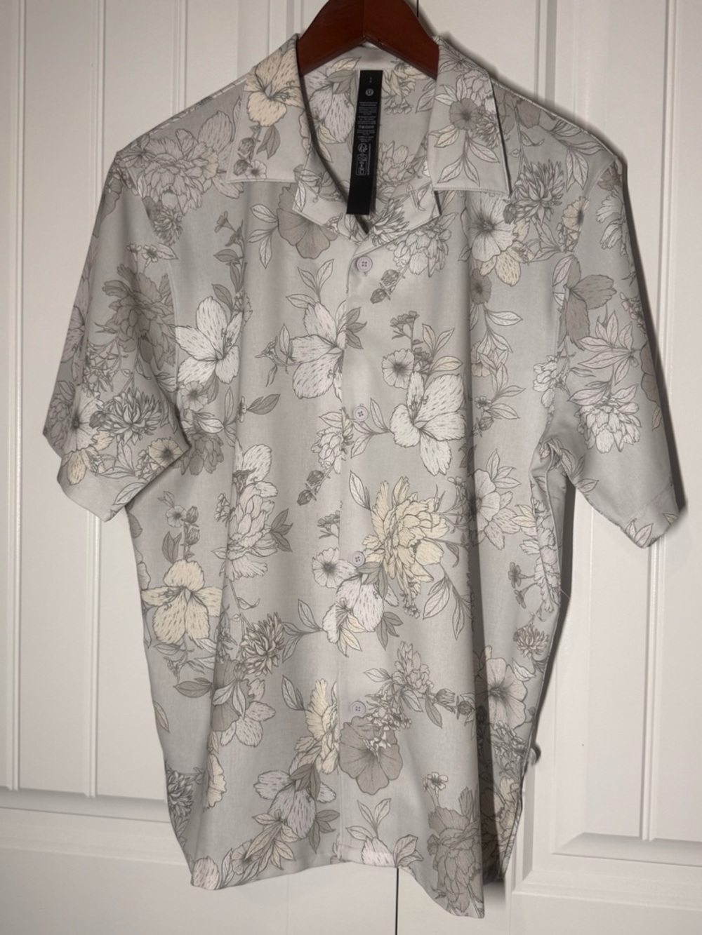 NWOT Lululemon Men's Floral Short-Sleeve Button-Up Shirt - Light Gray